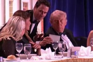 Presidente Trump &eacute; retirado de jantar ap&oacute;s disparos.