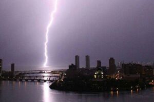 Raio fez explodir rede de distribui&ccedil;&atilde;o de energia no Recife.