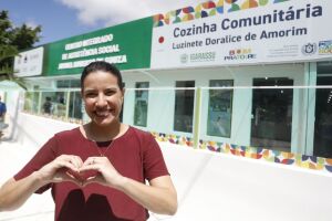 Raquel Lyra em cozinha comunit&aacute;ria 