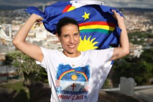 Raquel Lyra segurando a bandeira de Pernambuco.