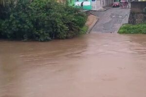 Rio com grande volume ap&oacute;s chuva