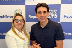 Kelly Alencar ao lado de Silvio Costa Filho em sua chegada ao republicanos