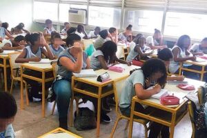 Sala de aula cheia de alunos.