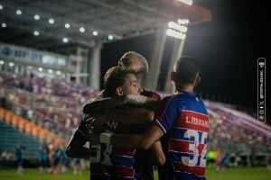 Time do Fortaleza comemorando