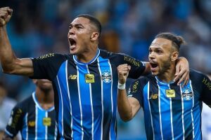 Jogadores comemorando gol do Gr&ecirc;mio.