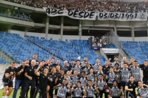 Equipe do ABC comemorando vit&oacute;ria sobre o Am&eacute;rica