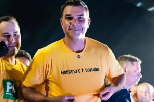 Senador Fl&aacute;vio Bolsonaro em pr&eacute;-campanha presidencial.