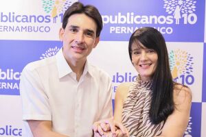 Silvio Costa Filho ao lado de Karina Paiva