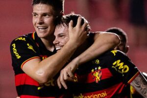 Perotti comemora com Barletta, um dos "presenteados" com uma das tr&ecirc;s assist&ecirc;ncias no jogo.