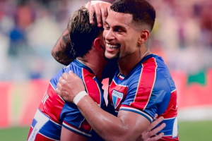 Fortaleza comemorando gol