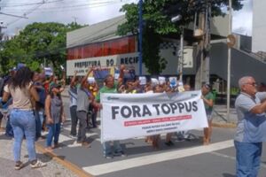 Trabalhadores protestam na frente da Prefeitura do Recife.