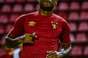 Vagner Love elege torcida do Sport como a pior da carreira.