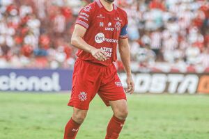 Victor Ferraz, ex-N&aacute;utico, anuncia aposentadoria.