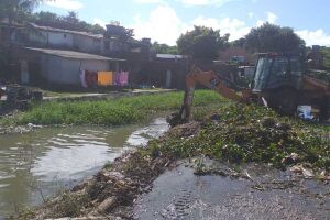 Trabalhos de limpeza no Canal Mal&aacute;ria 