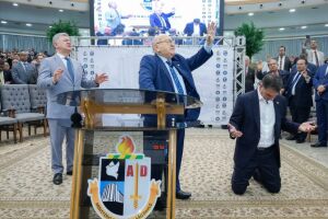 Senador Fl&aacute;vio Bolsonaro (PL-RJ) em encontro com lideran&ccedil;as da Assembleia de Deus Minist&eacute;rio do Bel&eacute;m, em S&atilde;o Paulo 