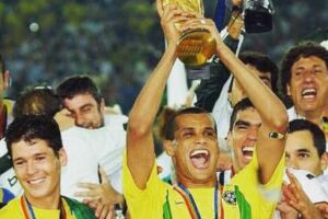 Pernambucano Rivaldo, levantando a ta&ccedil;a de Campe&atilde;o em 2002