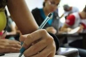 Pessoas fazendo prova de concurso 