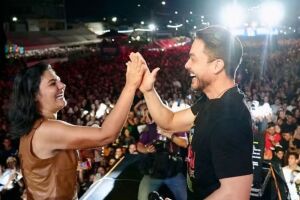 Primeira-dama de Gravat&aacute;, Viviane Facundes subiu no palco de Wesley Safad&atilde;o no S&atilde;o Jo&atilde;o da cidade em 2025.