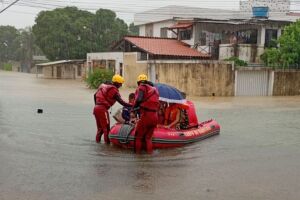 Em Pernambuco, Bombeiros realizaram quase 500 resgates de v&iacute;timas das chuvas nas &uacute;ltimas 24 horas