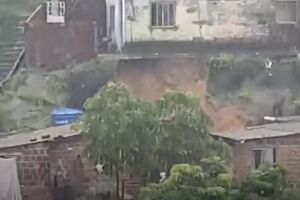 Casa foi atingida por deslizamento de terra em Olinda.