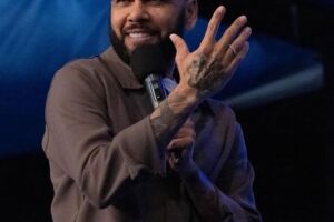 Daniel Alves pregando em culto evang&eacute;lico.