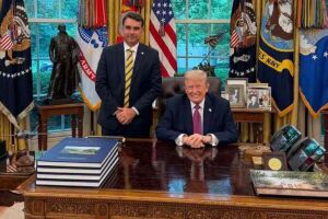 Fl&aacute;vio Bolsonaro se encontra com Donald Trump na Casa Branca.
