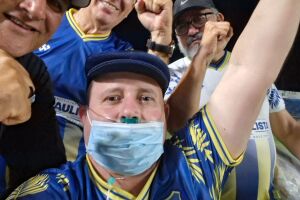 Marcelo Feij&oacute;, de m&aacute;scara, ao lado de apoiadores.