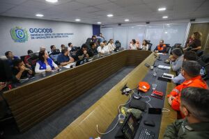 Sala de reuni&atilde;o com a presen&ccedil;a de autoridades do estado
