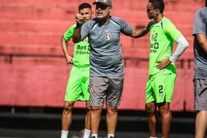 Treinador do Santa Cruz, Cristian de Souza. 