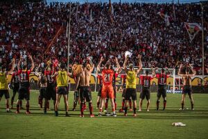 Jogadores do Vit&oacute;ria comemoram com a torcida no Barrad&atilde;o
