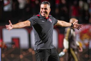 Jair Ventura comemorando classifica&ccedil;&atilde;o na Copa do Brasil.