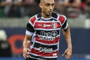Eurico ainda &eacute; d&uacute;vida para jogo do acesso do Santa Cruz.