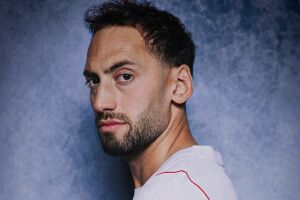 Hakan &Ccedil;alhanoglu &eacute; o capit&atilde;o da Sele&ccedil;&atilde;o Turca na Copa do Mundo.