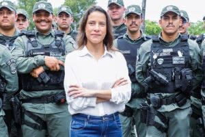Raquel Lyra e soldados da PMPE