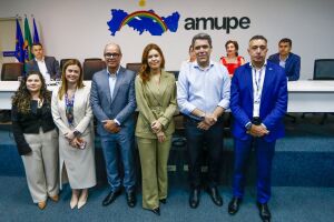 Presidente da Compesa presente em reuni&atilde;o da Amupe