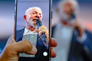 Lula na tela de um celular