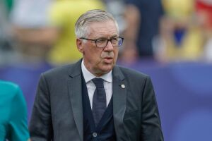 Ancelotti durante derrota do Brasil para a Noruega.