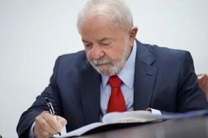 Lula sancionando lei
