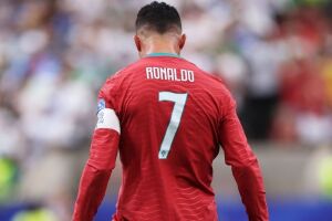 Cristiano Ronaldo volta a campo por Portugal ap&oacute;s fracasso na Copa.