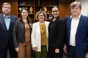 Diretoria do Simepe se re&uacute;ne com senadores.
