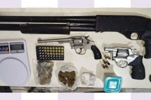 Um homem morreu, dois ficaram feridos e policiais apreenderam armas, muni&ccedil;&otilde;es, uma balan&ccedil;a de precis&atilde;o e um ve&iacute;culo com registro de roubo.