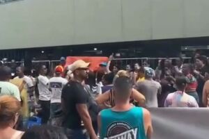 Os manifestantes ocuparam a pista no sentido Bairro do Recife e exibiram faixas durante o protesto.