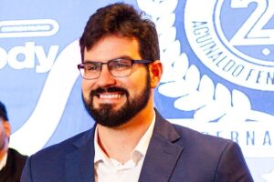 C&eacute;sar Ramos recebe pr&ecirc;mio de destaque na pol&iacute;tica pernambucana