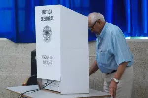 Idoso votando