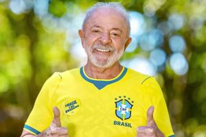 Lula com a camisa do Brasil.