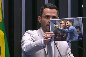Senador Cleitinho pede desculpas por tirar foto com Virg&iacute;nia Fonseca.