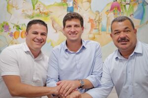 Presidente da C&acirc;mara Municipal de Camaragibe, vereador Paulo Andr&eacute; (PSB), e o vereador Geraldo Alves (MDB) com Jo&atilde;o Campos