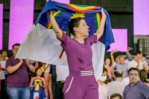 Raquel Lyra (PSD) com a Bandeira de Pernambuco 