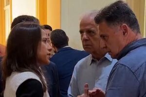 Encontro entre Raquel Lyra, Jos&eacute; M&uacute;cio e Coronel Meira no Pal&aacute;cio do Campo das Princesas.