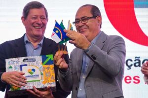 Presidente do Conselho Deliberativo da Associa&ccedil;&atilde;o Brasileira dos Ouvidores (ABO), Edson Vismona e o prefeito de Jaboat&atilde;o Mano Medeiros.